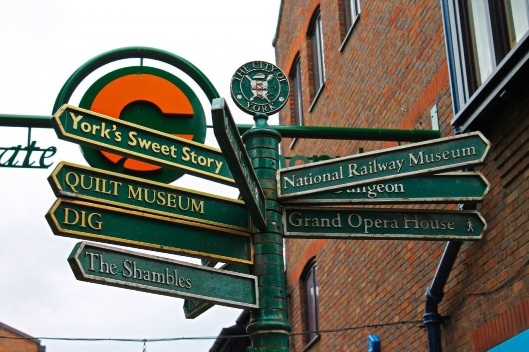 Engeland-York-Street-Signs