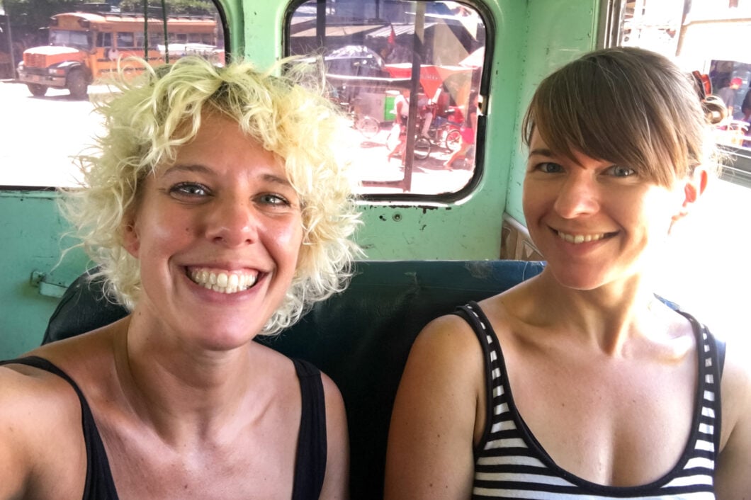 karen en annemarie, chicken bus nicaragua