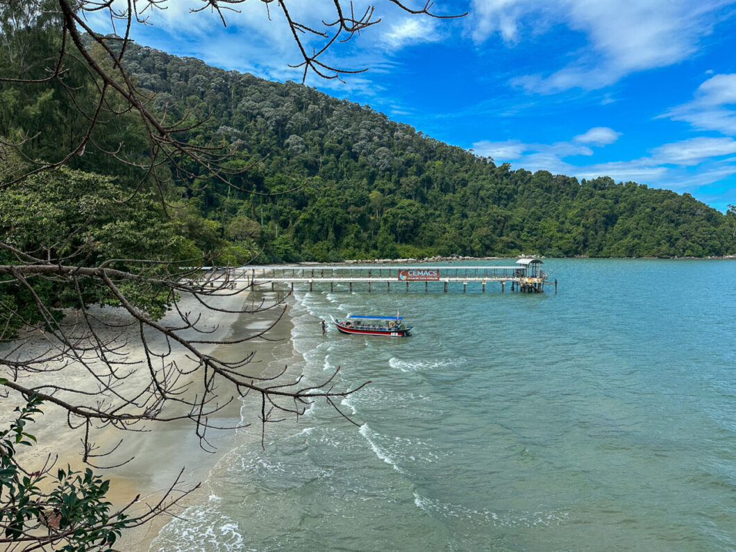 Mooie blauwe zee in Penang National Park, Maleisië