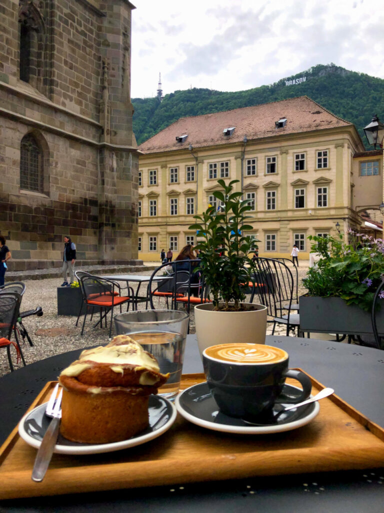 Koffie in het centrum van Brasov Roemenië
