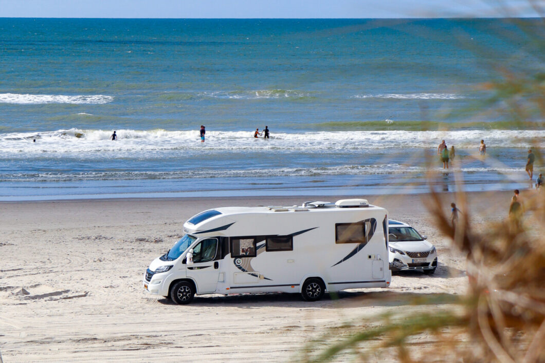 met camper op strand denemarken