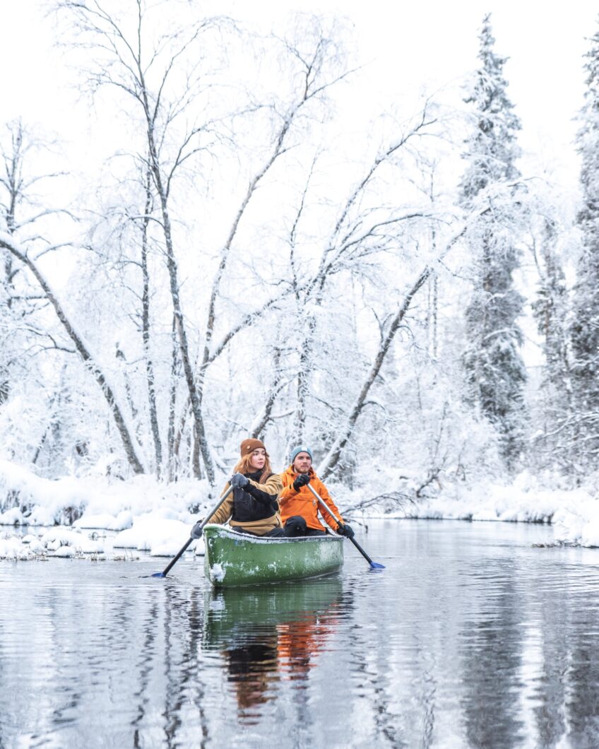 Yllas winter kanoën Akasjoki rivier