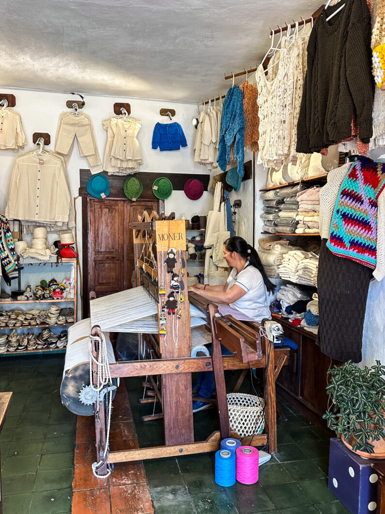 vrouw aan het weven in villa de leyva