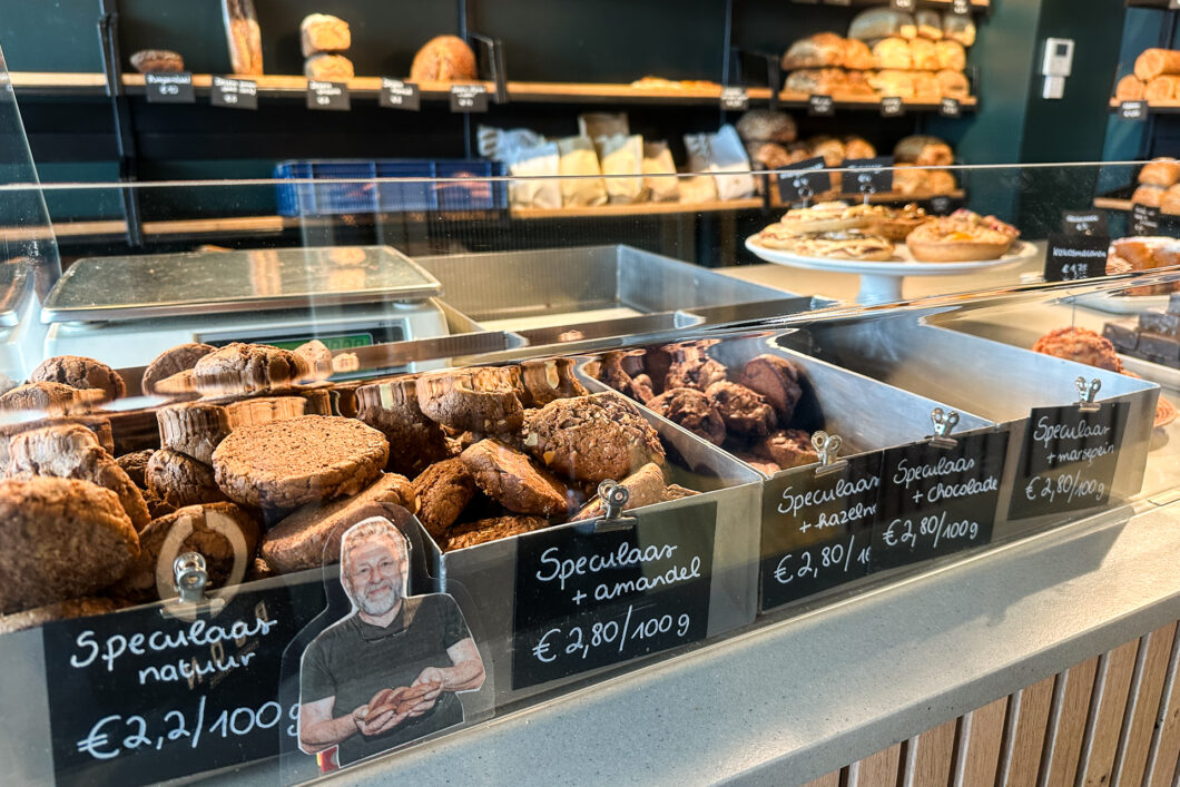 Hasseltse speculaas in de vitrine van bakkerij Bakkersdochter in Hasselt