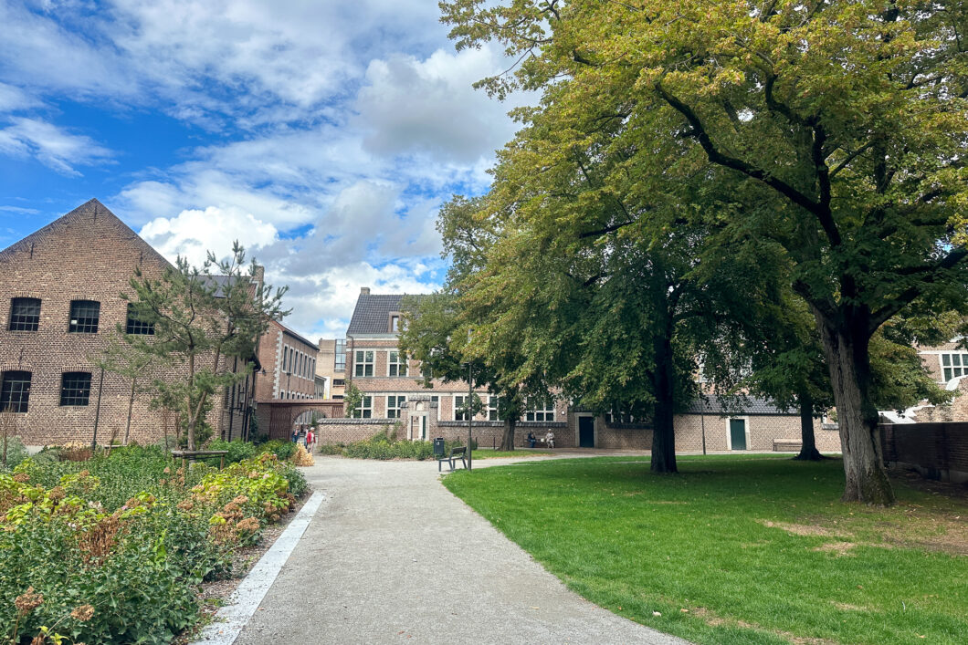 De binnentuin van het gerestaureerde Begijnhof in Hasselt