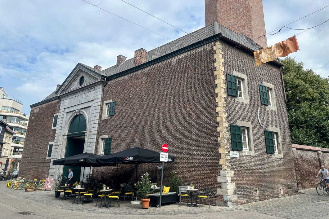 Het gebouw van Z33 naast het Begijnhof in Hasselt
