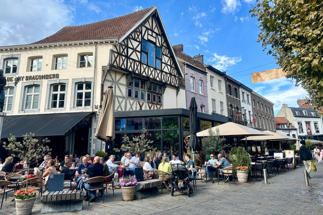 Het terrassenplein van de Botermarkt in Hasselt met een vakwerkhuis tussen de gevels