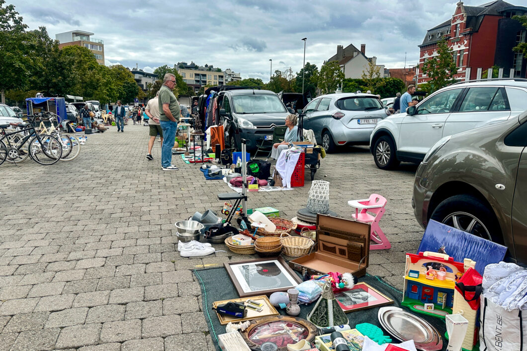 Brocantemarkt op het Kolonel Dusartplein in Hasselt op zaterdagochtend