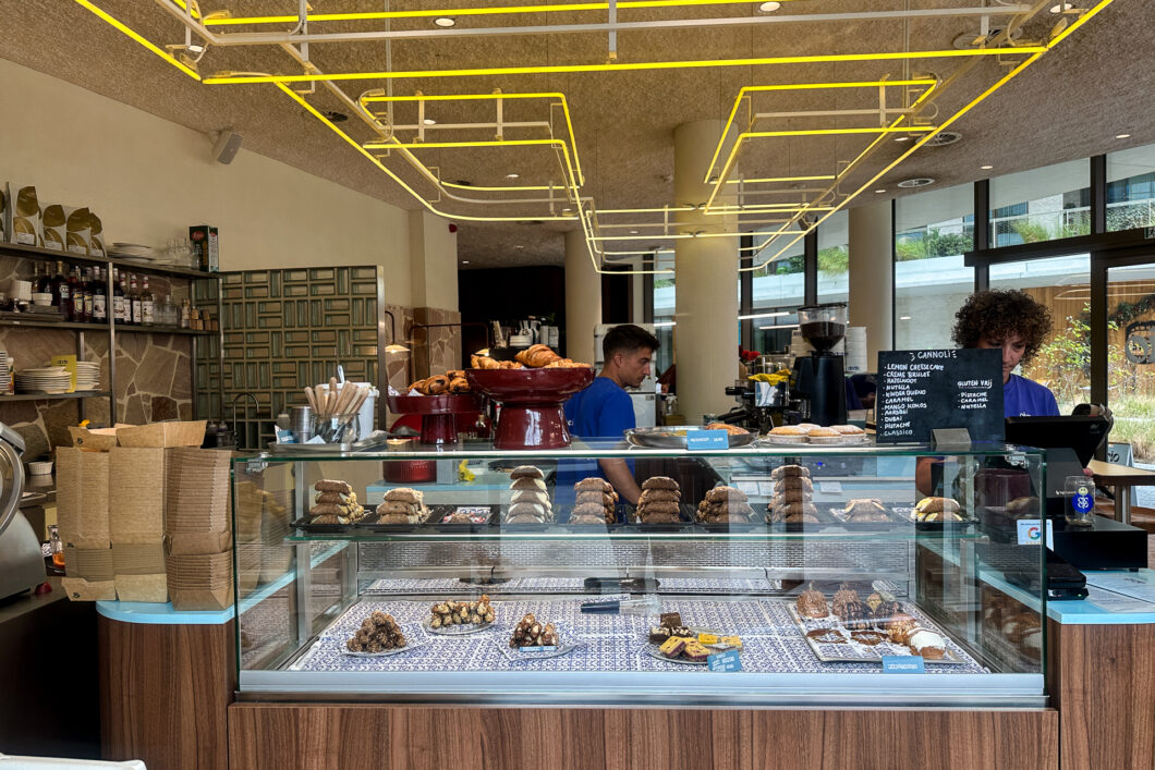 De toonbank met cannoli en gebak bij Ciccio in de Paardsdemerstraat in Hasselt