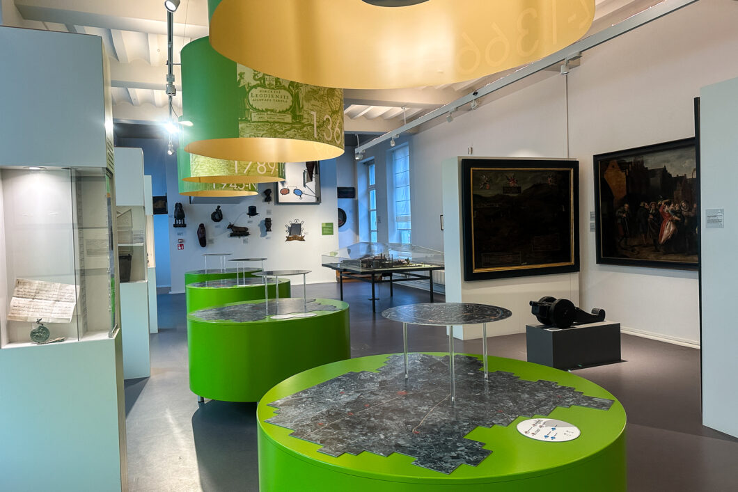 Een museumzaal van Het Stadsmus in Het Waerdenhof in Hasselt