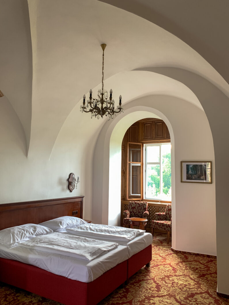 hotelkamer overnachten hruba skala kasteel