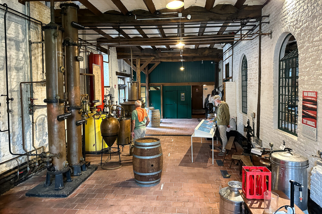 Koperen distilleerketels in de oude stokerij van het Nationaal Jenevermuseum in Hasselt