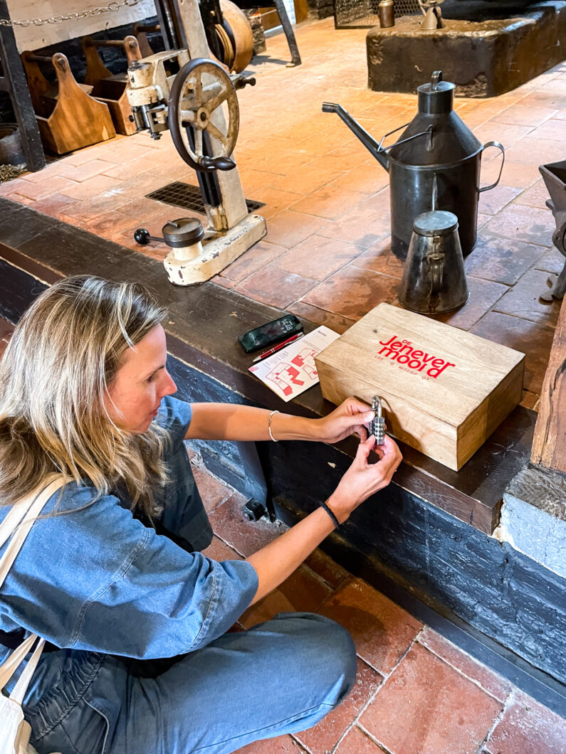 Het cijferslot van het escapespel De Jenevermoord opendraaien in het Jenevermuseum in Hasselt