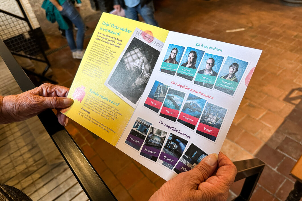De folder met de vier verdachten van het escapespel De Jenevermoord in het Jenevermuseum in Hasselt