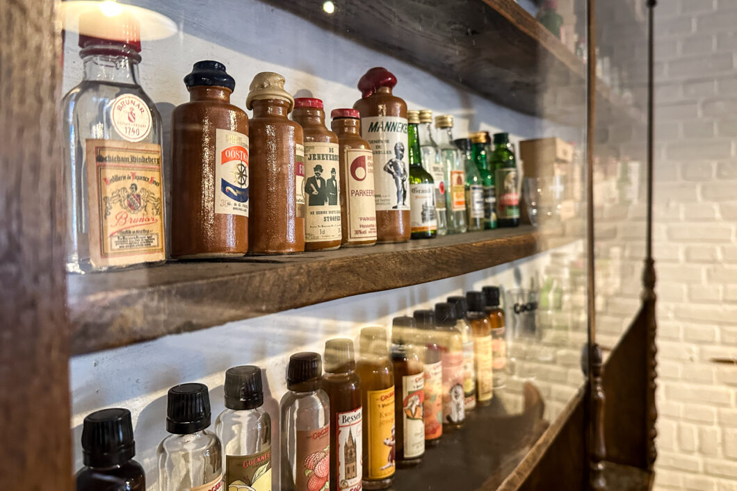 Flesjes jenever in het Nationaal Jenevermuseum in Hasselt