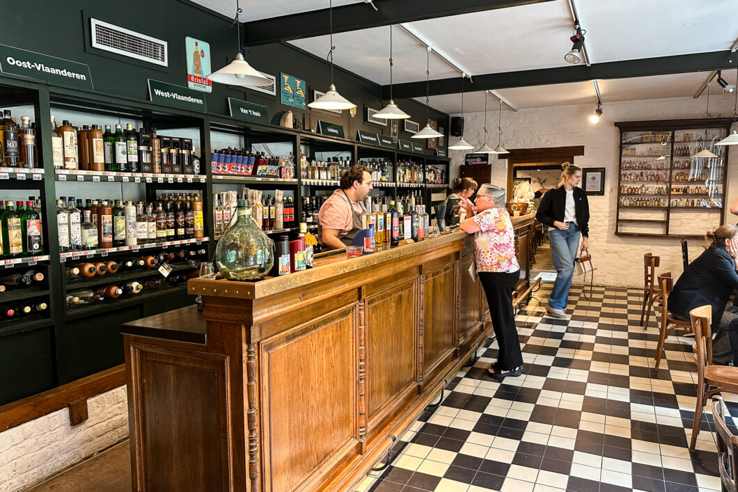 De toog van het proeflokaal van het Nationaal Jenevermuseum in Hasselt