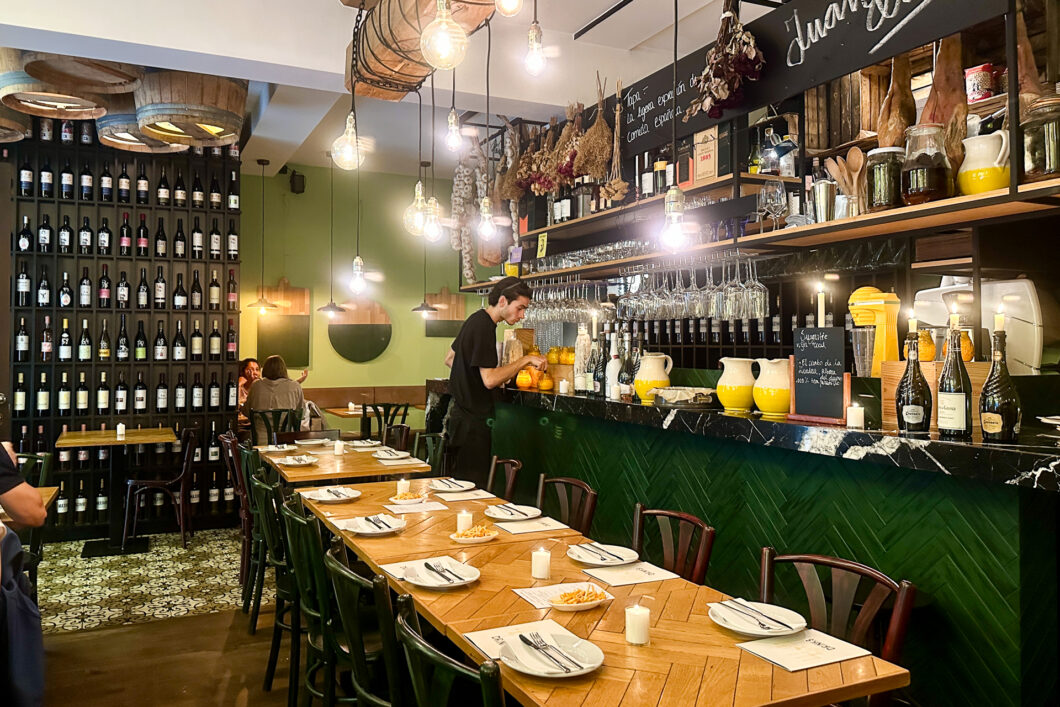 Het interieur van tapasrestaurant Juan Luis in de Walputstraat in Hasselt