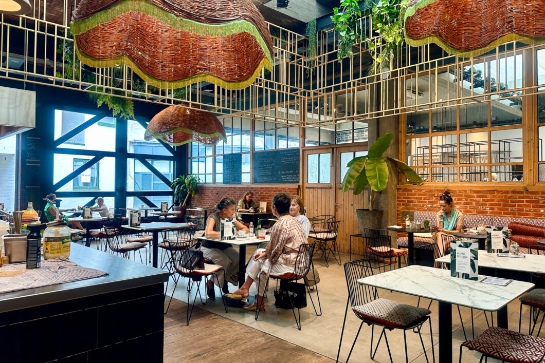 Het verscholen cafe met tuin achter in de winkel van La Bottega in Hasselt