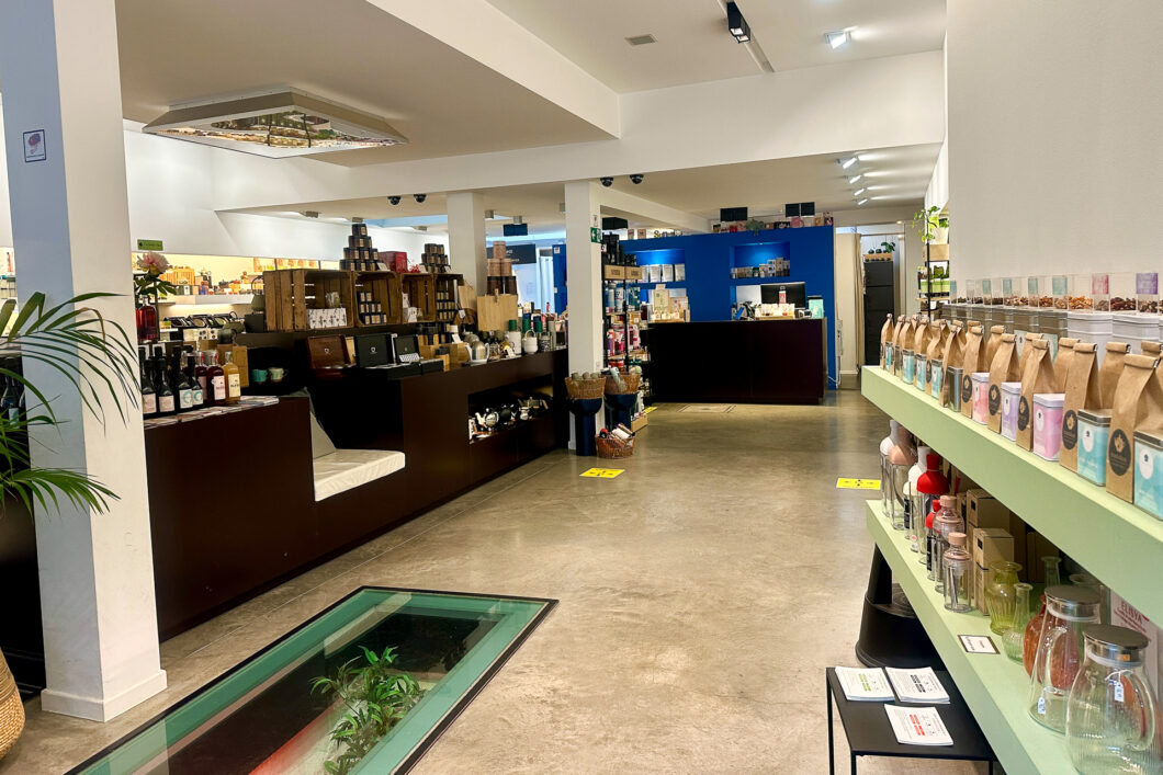 De winkel van Teastation in de Maastrichterstraat in Hasselt, met losse thee in de rekken
