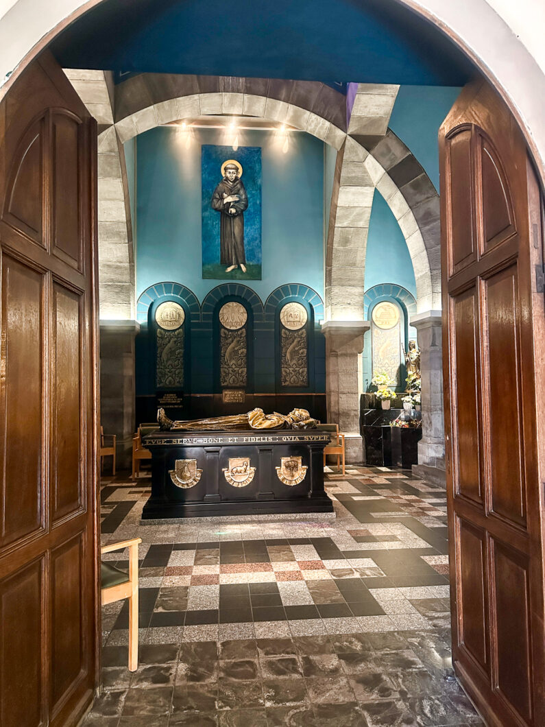 De grafkapel van pater Valentinus naast de Minderbroederskerk in Hasselt