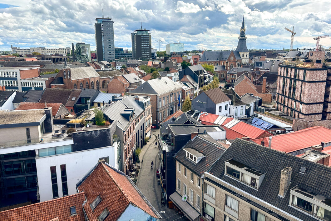 Uitzicht over de daken van Hasselt vanaf de panoramatoren bij het Begijnhof