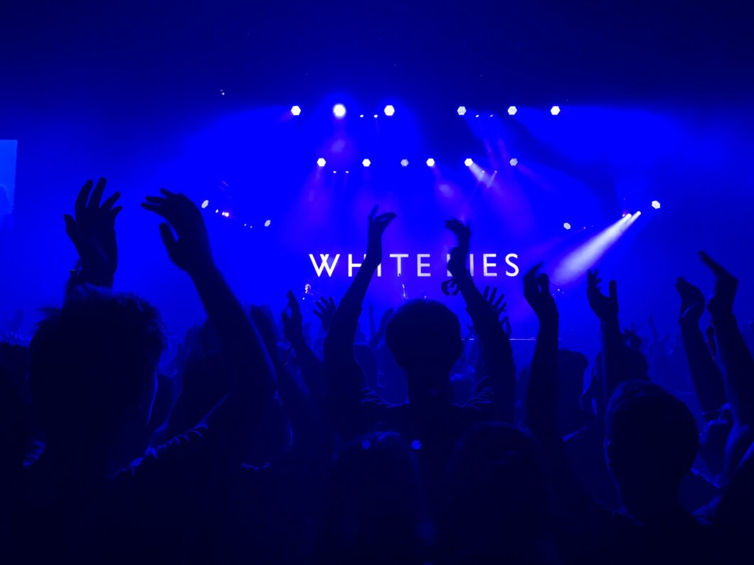 Publiek met opgestoken handen tijdens festival Pukkelpop in Kiewit bij Hasselt