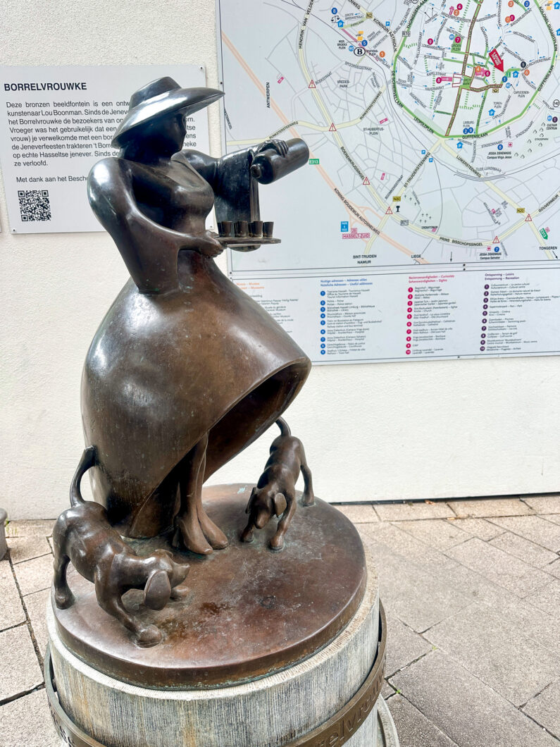 De bronzen beeldfontein het Borrelvrouwke in de Capucienenstraat in Hasselt