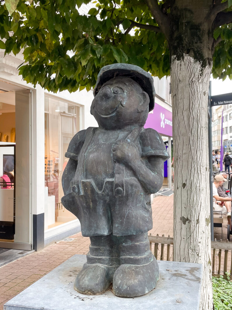 Het bronzen beeldje het Demermanneke in de Demerstraat in Hasselt