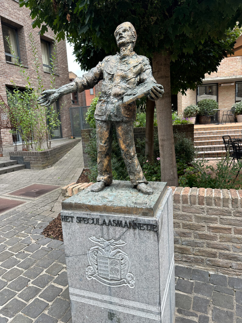 Het bronzen Speculaasmanneke bij het Jenevermuseum in Hasselt