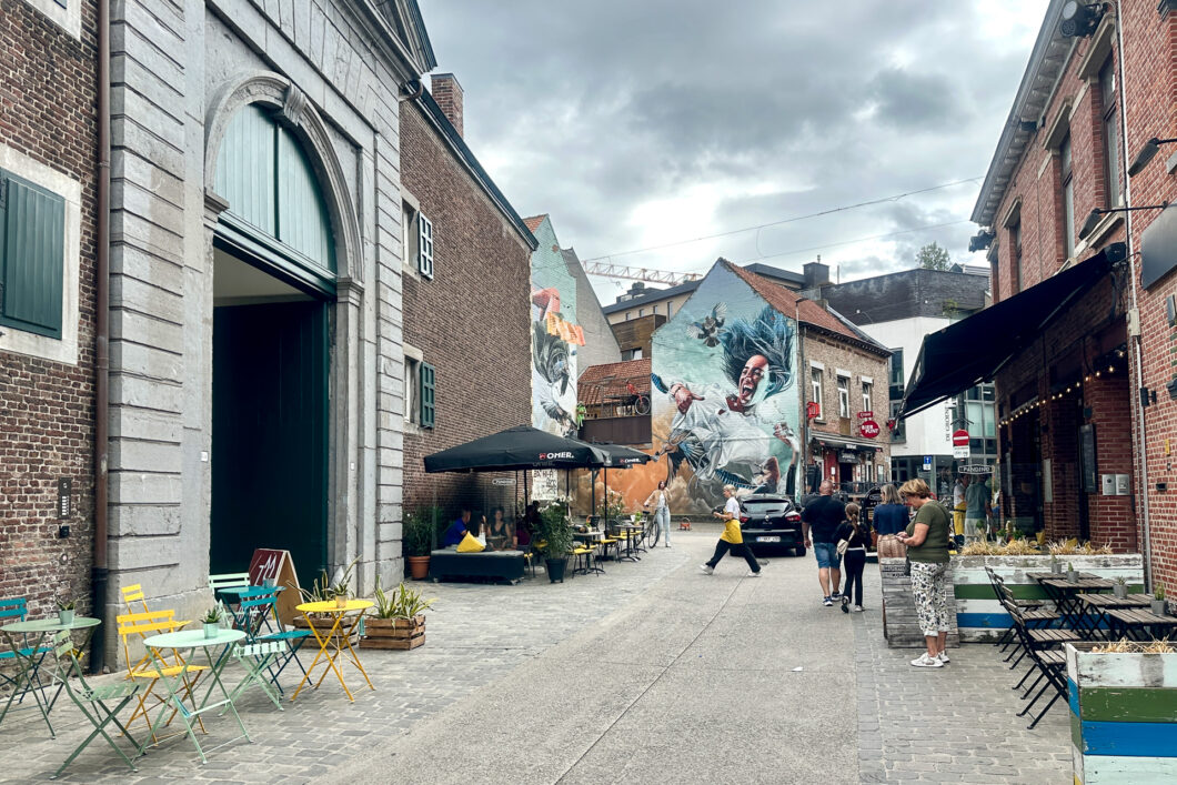 Terrasjes met gekleurde bistrostoeltjes aan de Zuivelmarkt in Hasselt