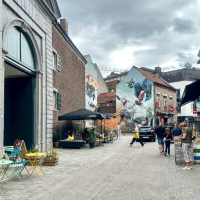Terrasjes met gekleurde bistrostoeltjes aan de Zuivelmarkt in Hasselt