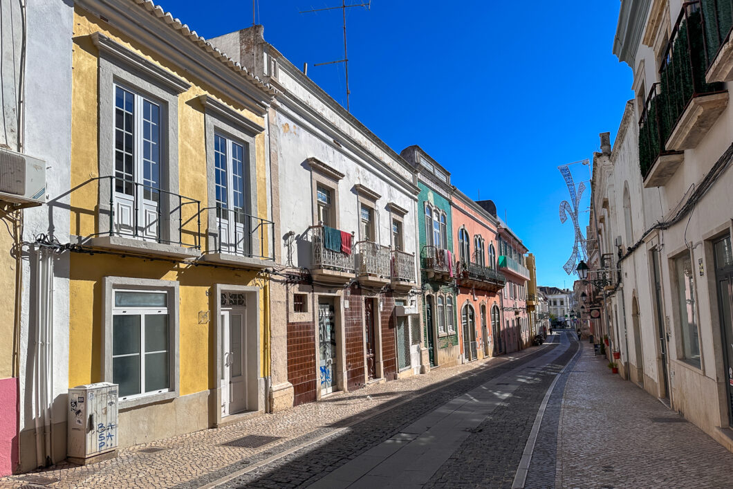 Straat met kleurrijke huizen in Faro