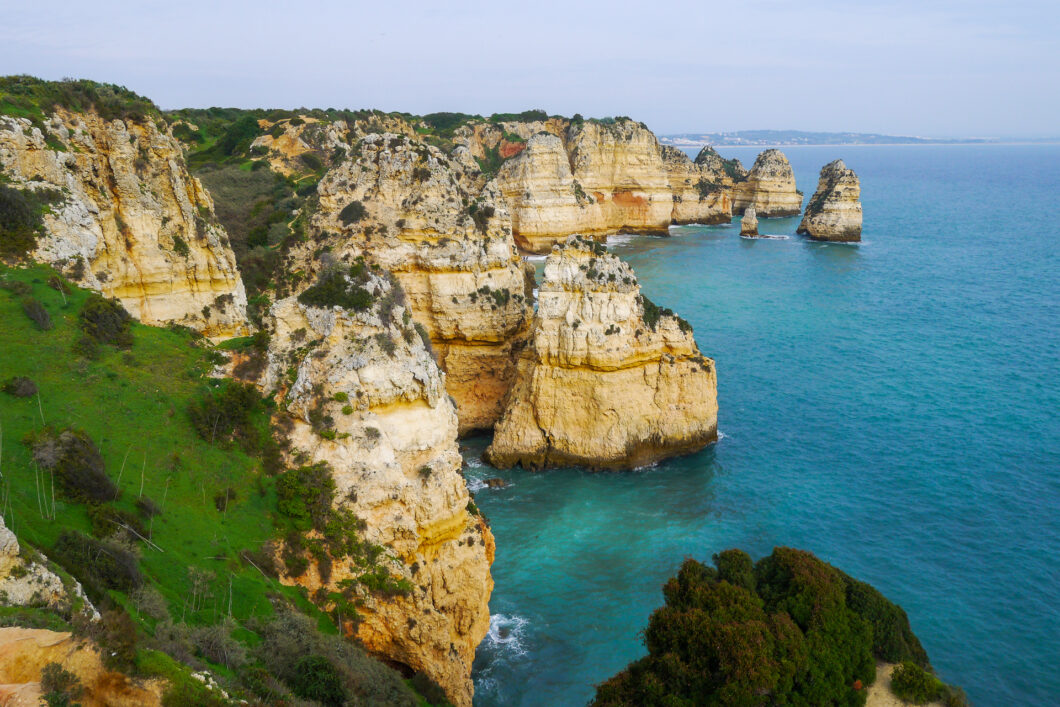 Kliffen en rotspilaren langs de kust bij Ponta da Piedade, Lagos