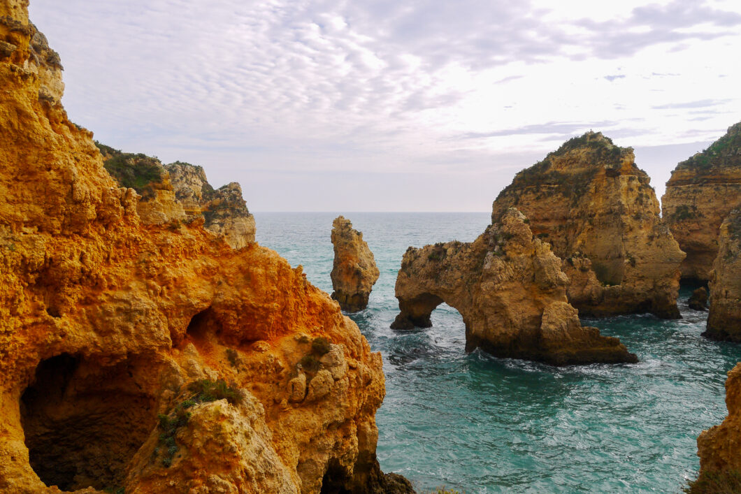 Rotsboog en rotspilaren in zee bij Ponta da Piedade, Lagos