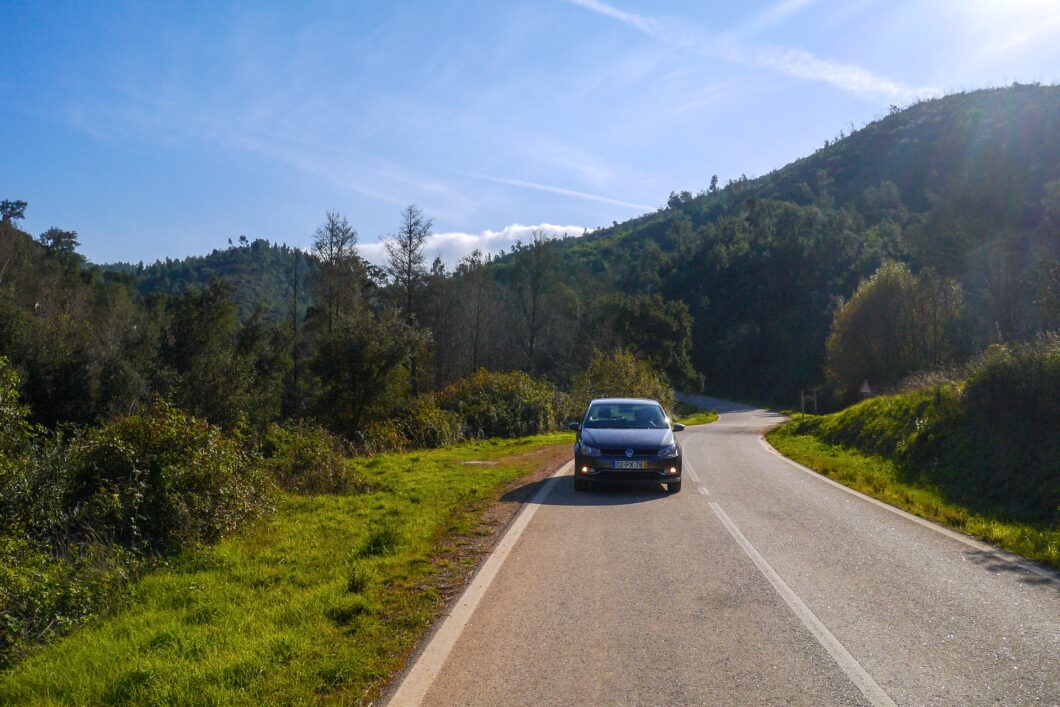 Auto op een bergweg in de Serra de Monchique