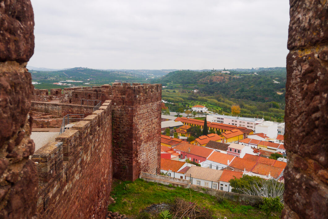 Uitzicht vanaf de kasteelmuren over Silves