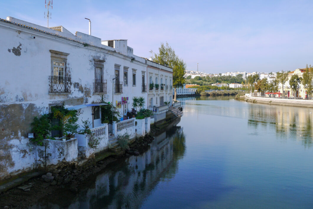Witte huizen aan de rivier de Gilão in Tavira