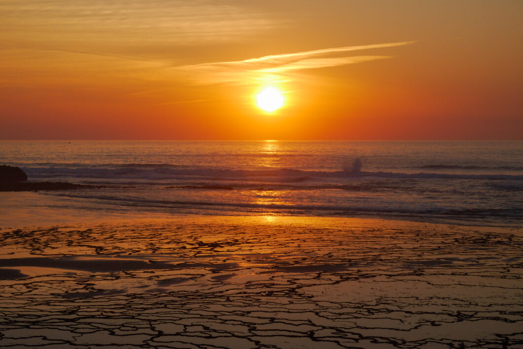 Zonsondergang boven zee bij Vila Nova de Milfontes